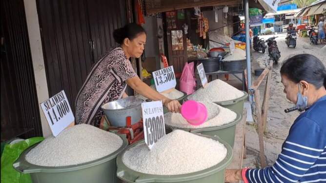 Foto: Penjualan beras di pasar.