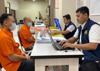 Penyidik memeriksa dua tersangka tindak pidana perbankan di Mapolda Aceh di Banda Aceh, Rabu (24/7/2024).