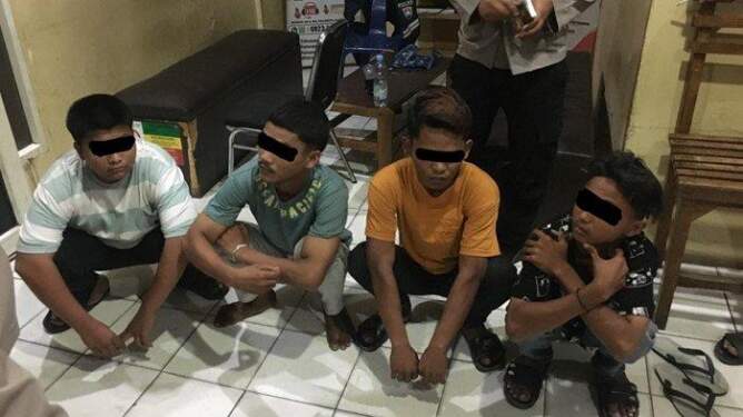 Foto: Polresta Banda Aceh saat menyerahkan kembali para remaja yang hendak tawuran kepada keluarga dan aparatur gampong, di Banda Aceh, Sabtu dini hari (27/7/2024).
