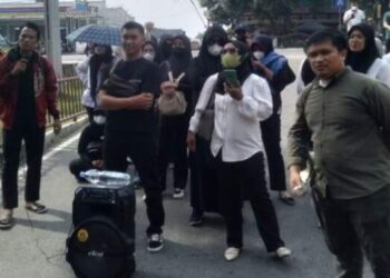 Puluhan guru honorer saat berunjuk rasa di Polda Sumut.