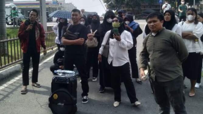 Puluhan guru honorer saat berunjuk rasa di Polda Sumut.