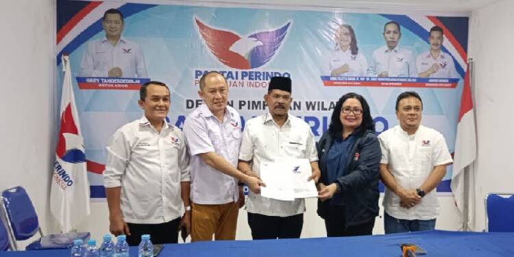 Foto: Rahudman Harahap menerima surat tugas dari Perindo.