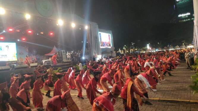 Foto: Kerja Tahunan Kuta Medan 2024 pecahkan Rekor Museum Rekor-Dunia Indonesia (Muri) dengan menampilkan 1.020 penari Mbuah Page di Lapangan Benteng, Medan, Jumat (26/7/2024) malam.