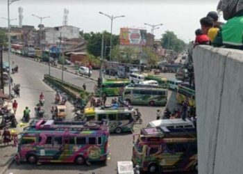 Sopir di Medan Lawan Bobby Nasution, Simpang Pos Padang Bulan Lumpuh