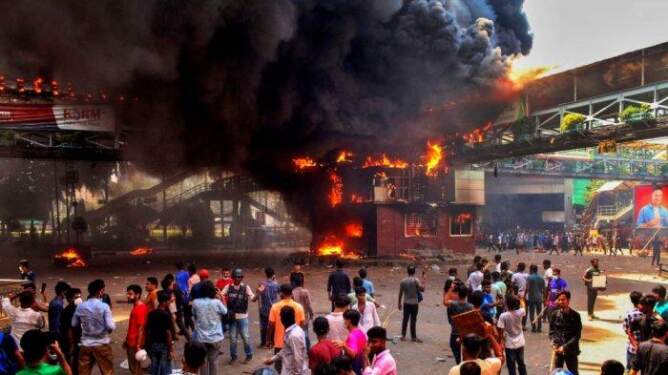 Foto: Pengunjuk rasa anti bentrok dengan mahasiswa pendukung Partai Awami League di Dhaka, Bangladesh.