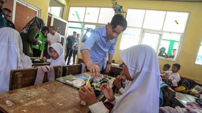 Foto: Wakil Presiden Terpilih Gibran Rakabuming Raka meninjau uji coba pelaksanaan program makan bergizi gratis.