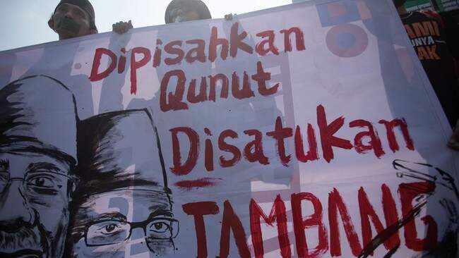Foto: Forum aktivis menuntut PP Muhammadiyah menolak tawaran pengelolaan tambang dari pemerintah dalam aksi simbolik di Universitas 'Aisyiyah Yogyakarta (Unisa), Gamping, Sleman, Sabtu (27/7).