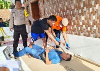 Tersangka melakukan beberapa adegan saat kepolisian melakukan olah TKP di lokasi pembunuhan.