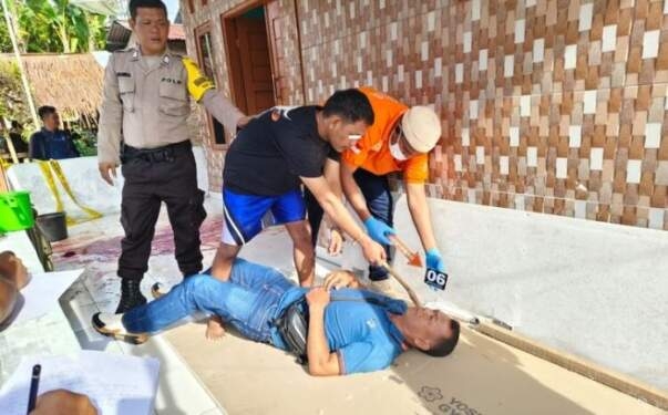 Tersangka melakukan beberapa adegan saat kepolisian melakukan olah TKP di lokasi pembunuhan.