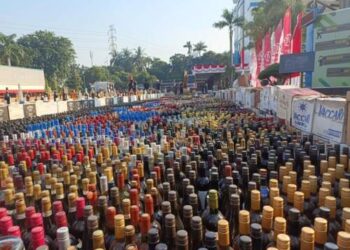 Ribuan Botol Miras-Jutaan Rokok Nilainya Rp 165 Miliar Dimusnahkan