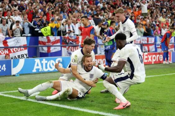 Foto: Inggris secara dramatis ke perempat final usai kalahkan Slowakia 2-1.