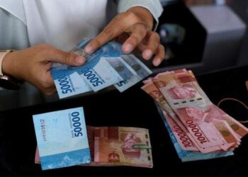 Rupiah Kembali Melemah, Harga Emas Turun Tipis