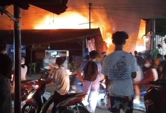Foto: Warga menyaksikan bangunan rumah semi permanen di Jalan Bom Helvetia terbakar.