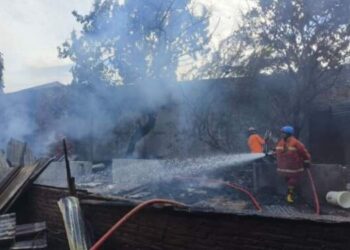 Personel BPBD Binjai memadamkan kebakaran yang melanda 4 rumah warga di Kelurahan Satria Binjai.