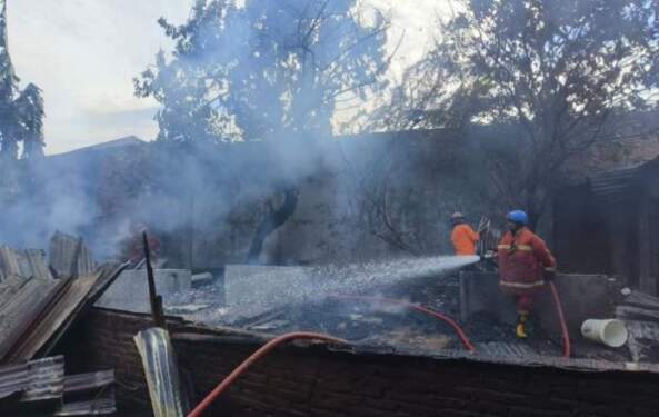 Foto: Personel BPBD Binjai memadamkan kebakaran yang melanda 4 rumah warga di Kelurahan Satria Binjai.