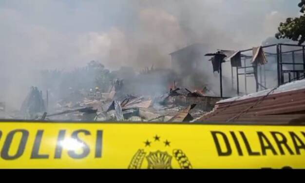 Foto: Garis polisi di sekitar lokasi kebakaran.