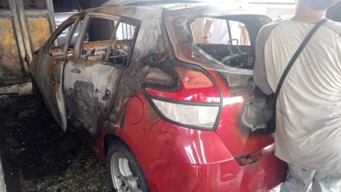 Foto: Kebakaran di Jalan Bersama yang hanguskan mobil Yaris milik Arfan.