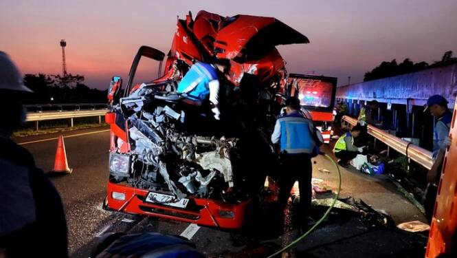 Foto: Petugas melakukan evakuasi para korban kecelakaan di Tol Boyolali.