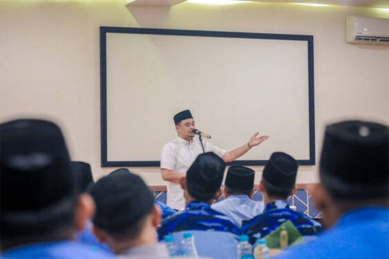 Foto: Wali Kota Medan Bobby Nasution menyampaikan sambutan dalam pertemuan dengan BKPRMI di Pondok Jimbaran, Minggu (15/7/24) malam.