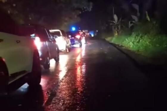 Foto: Lalu lintas di Jalur Medan-Berastagi macet total setelah longsor.