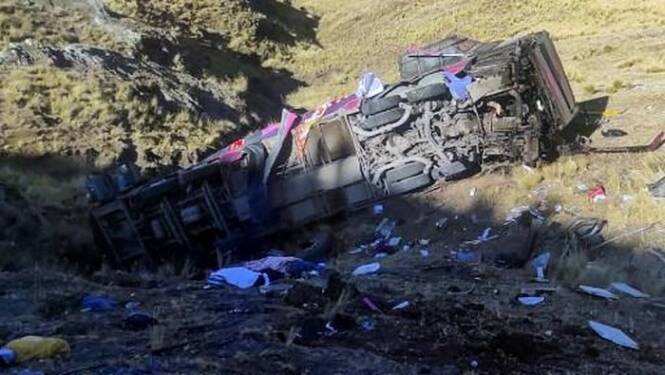 Foto: Kecelakaan bus masuk jurang di Peru.