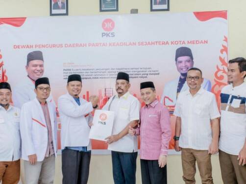 Foto: Rahudman Harahap menyerahkan berkas pendaftaran sebagai bacalon Wali Kota Medan ke DPD PKS Medan.