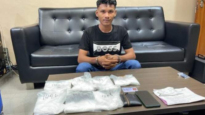 Foto: Maulana Afrizal bersama barang bukti 7 bungkus sabu yang dibawanya.