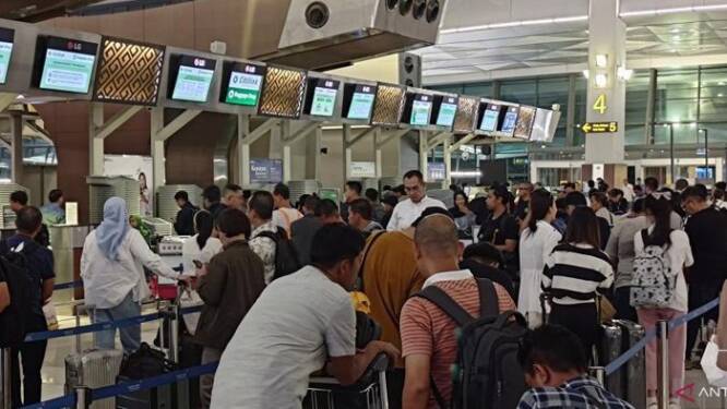 Foto: Sejumlah penumpang penerbangan saat mengantre di konter check in di Terminal Bandara Internasional Soekarno-Hatta.