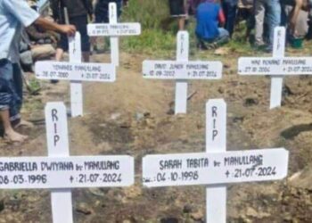 Ramces Manulang dan kelima anaknya di Huta Gur Gur Dolok Sanggul dikuburkan berdampingan.