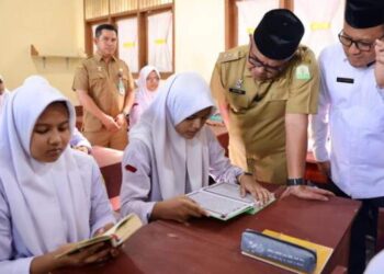 Siswa SMA di Aceh baca Al-Qur'an sebelum memulai pelajaran.