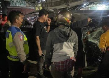 Fortuner Tabrak Gerobak Bandrek dan Pembatas Jalan di Medan