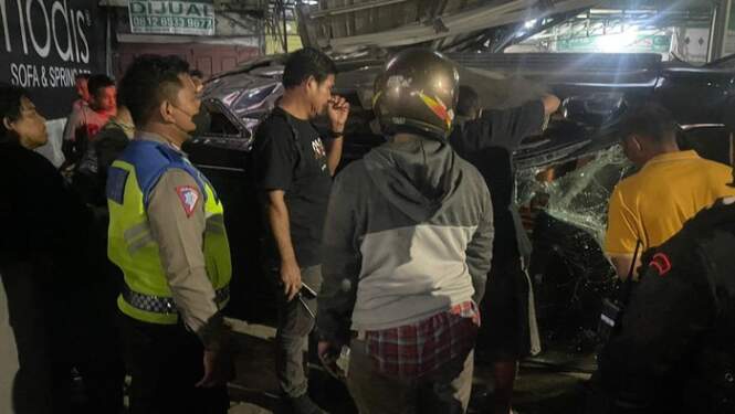 Foto: Tabrakan di Jalan Ring Road, Medan Sunggal.