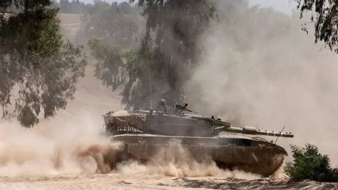 Foto: Tank militer Tel Aviv mengambil posisi di area perbatasan selatan Israel dengan Jalur Gaza.