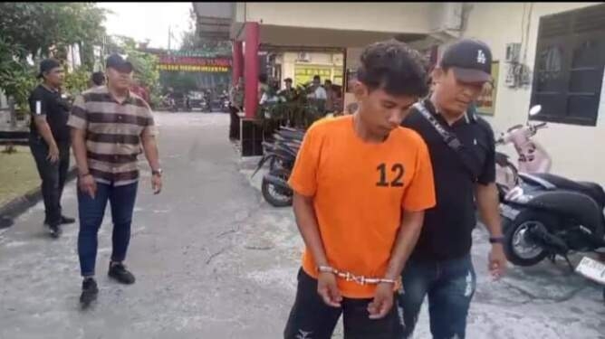 Dicky saat digiring ke sel tahanan.