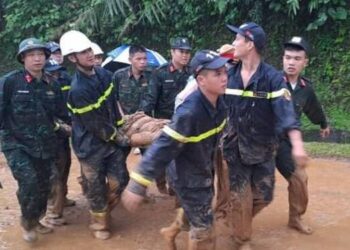 Longsor Timbun Mobil Van, 11 Orang Tewas