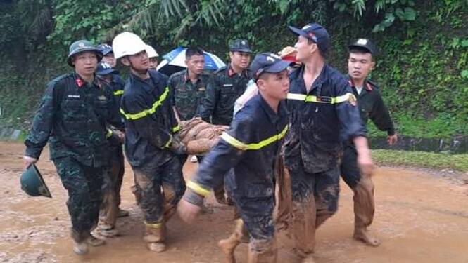 Foto: Upaya evakuasi dan penyelamatan korban tertimbun longsor.