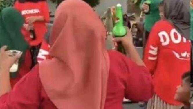 Foto: Kejadian viral ibu-ibu di Jeneponto minum miras sambil joget.