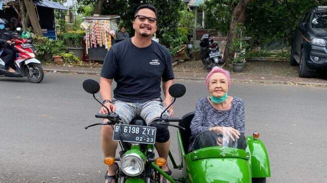Foto: Ferry Maryadi dan sang ibu.