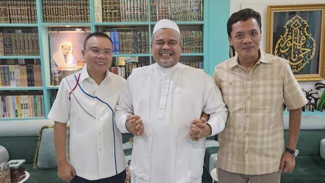 Foto: Ketua Harian Sufmi Dasco Ahmad dan Waketum Partai Gerindra Habiburokhman bertemu dengan Habib Rizieq Shihab di Jakarta, Sabtu (3/8) malam. (Tangkapan Layar Instagram @sufmi_dasco)
