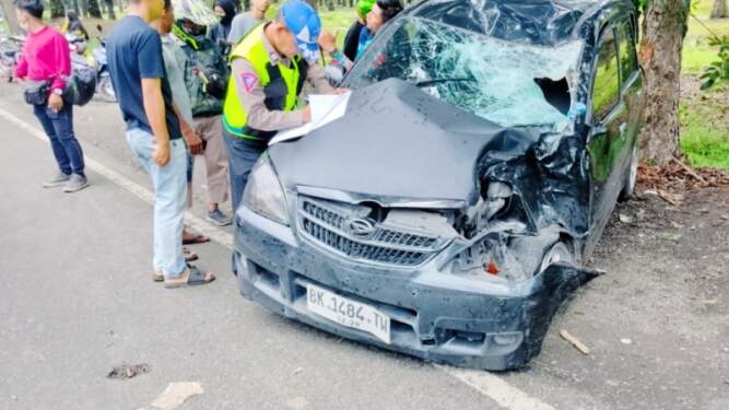 Foto: Satu keluarga tewas dalam kecelakaan maut yang terjadi di Jalan Raya Medan-Tebing Tinggi KM 51-52 Teluk Mengkudu, Sergai, Minggu (4/8/2024).