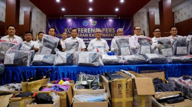Foto: BNN bersama Ditjen Bea dan Cukai menggagalkan upaya penyelundupan 113 kg ganja asal Thailand. Dua orang ditangkap aparat.