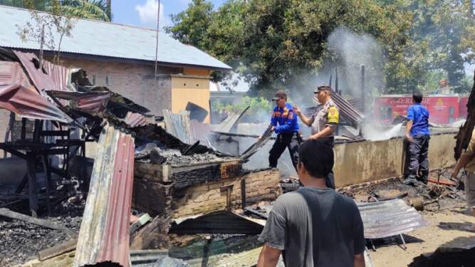 Foto: Puing sisa kebakaran rumah warga di Bangun Purba.
