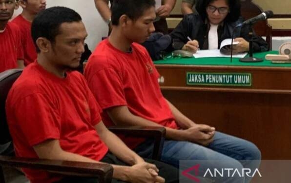 Kedua terdakwa kurir ganja mendengarkan tuntutan dari JPU Kejati Sumut di ruang sidang Cakra V, Pengadilan Negeri (PN) Medan, Kamis (15/8/2024).