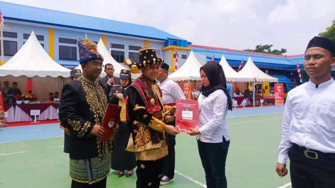 Foto: Pj Gubsu Agus Fatoni didampingi Kepala Kantor Wilayah Kementerian Hukum dan Ham Sumut Agung Gde Krisna memberikan remisi kepada narapidana.