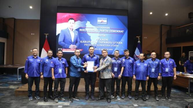 Foto: Ketum Demokrat AHY Serahkan SK B1KWK kepada 13 Bakal Paslon kepala daerah di Sumut.
