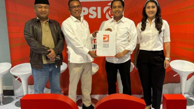 Foto: Bakal calon Wakil Wali Kota Medan Zakiyuddin Harahap dan Sekretaris DPD Gerindra Sumut Sugiat Santoso menerima rekomendasi dari PSI.