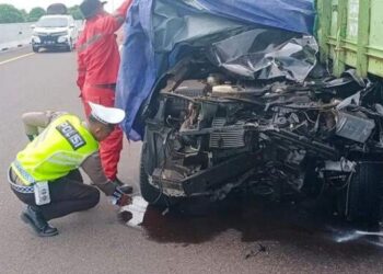 Fortuner Tabrak Truk di Tol, 4 Orang Tewas