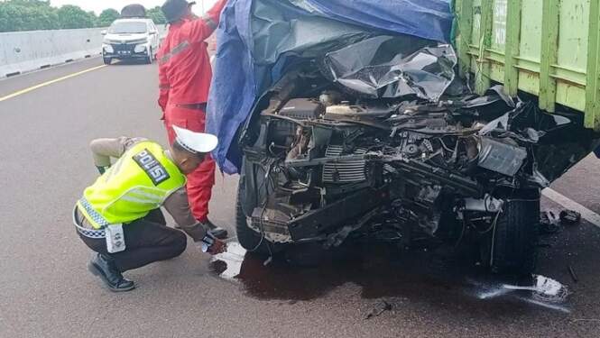 Foto: Petugas Ditlantas Polda Sumsel di lokasi kecelakaan.