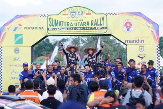 Foto: Rihans Variza bersama navigatornya Fahrezi Fadh saat menjuarai Sumatera Utara Rally 2024 di Rambong Sialang Estate, Kabupaten Sergai, Minggu (4/8/2024). (Foto: Ist)