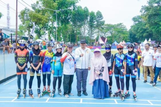 Wali Kota Medan Bobby Nasution foto bersama dengan sejumlah peserta Kejuaraan Sepatu Roda Bintang Medan Open 2024 di Arena Sepatu Roda Taman Cadika, Jalan Karya Wisata, Medan, Jumat (9/8/2024).